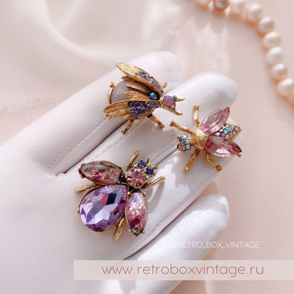 SWEET ROMANCE Трио брошей «Лавандовые пчелки: розово-аметистовые в золоте» (3 шт)