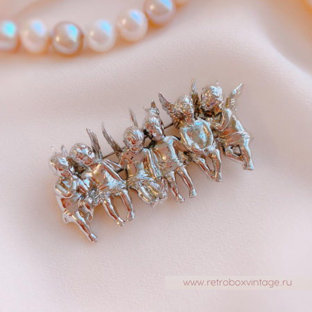 EDGAR BEREBI Брошь-пин «Шесть ангелов в ряд: серебро» EDGAR BEREBI Брошь-пин «Шесть ангелов в ряд: серебро»