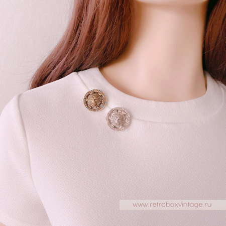 SWEET ROMANCE Брошь-пин «Медальон со львом: бронза» с кристаллами по кругу SWEET ROMANCE Брошь-пин «Медальон со львом: бронза» с кристаллами по кругу