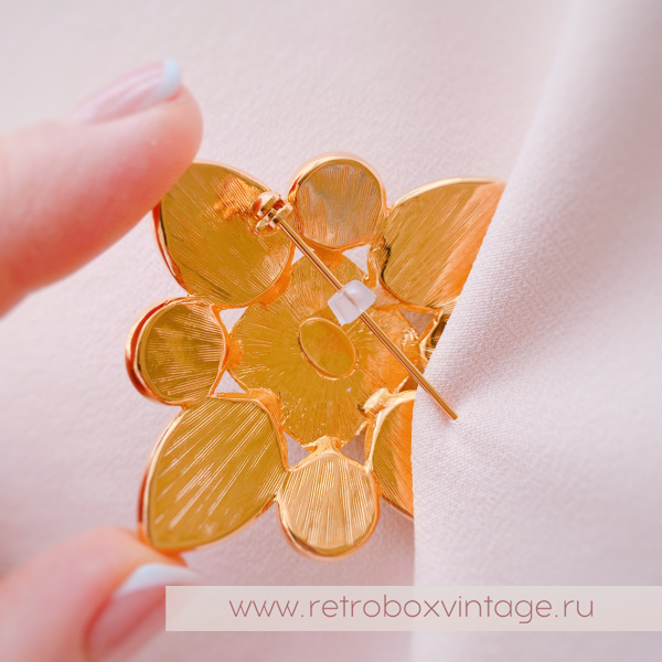 2. Застегните замочек броши и расположите стопер как удобно 2. Застегните замочек броши и расположите стопер как удобно