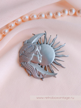 JJ / JONET JEWELRY Брошь «Девушка луна и солнце»