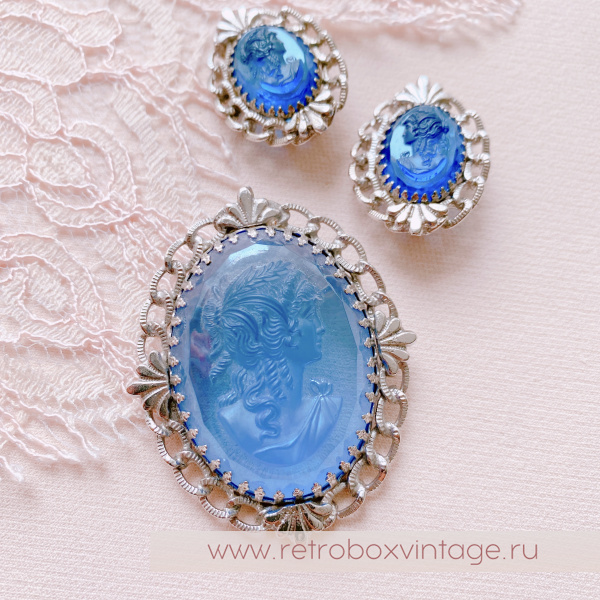 WHITING AND DAVIS Комплект «Секрет Афродиты: голубые камеи» брошь и клипсы WHITING AND DAVIS Комплект «Секрет Афродиты: голубые камеи» брошь и клипсы