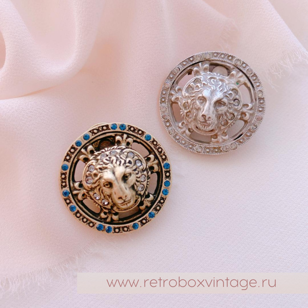 SWEET ROMANCE Брошь-пин «Медальон со львом: серебро» с кристаллами