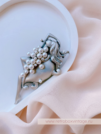JJ / JONET JEWELRY Брошь «И пусть весь мир подождет: девушка в ванной» серебро и жемчуг