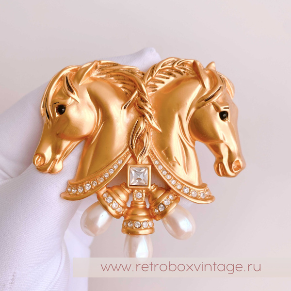 ELIZABETH TAYLOR for Avon Брошь "Сердца в тандеме" две лошади / "Hearts in Tandem"