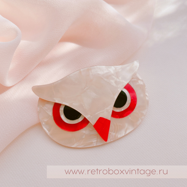 LEA STEIN Брошь «СОВА АФИНА: СВЕТЛЫЙ ШЕЛК» сливочно-перламутровая с красным клювом