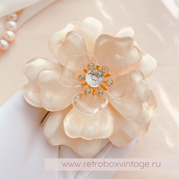 ST. JOHN Брошь «Нежная камелия»