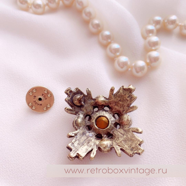 SWEET ROMANCE Брошь-пин «Звезда Андромеды: пурпурный мальтийский крест в бронзе»