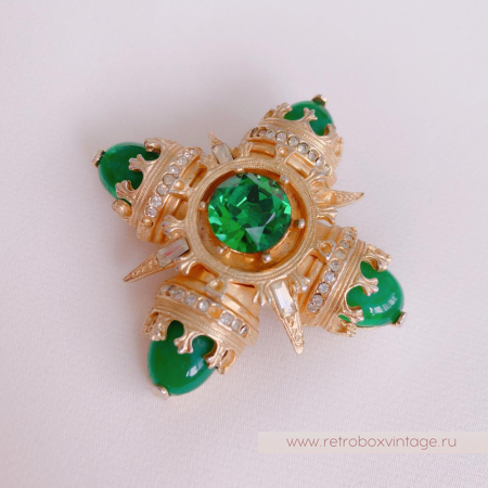 BENEDIKT N.Y. Брошь «Мальтийский крест изумруд»