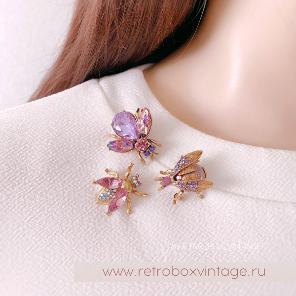 SWEET ROMANCE Трио брошей «Лавандовые пчелки: розово-аметистовые в золоте» (3 шт)