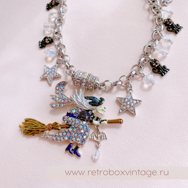 KIRKS FOLLY Кулон на магнитной цепочке "Ведьмы не стареют!"