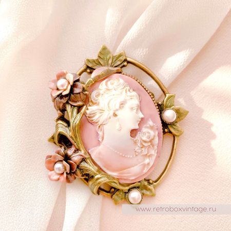 SWEET ROMANCE Брошь "Камея в цветах"
