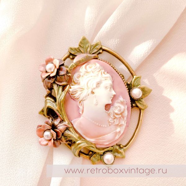 SWEET ROMANCE Брошь "Камея в цветах"