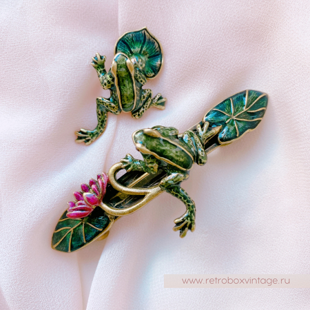 В комплект есть брошь-пин