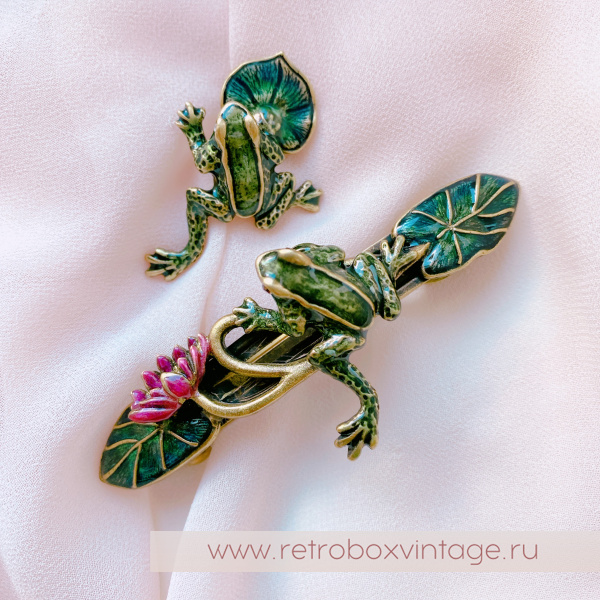 В комплект есть брошь-пин