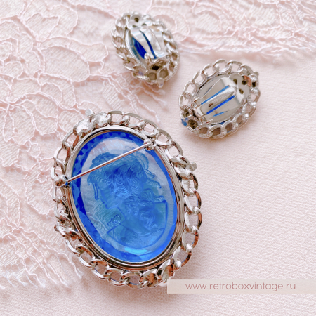 WHITING AND DAVIS Комплект «Секрет Афродиты: голубые камеи» брошь и клипсы