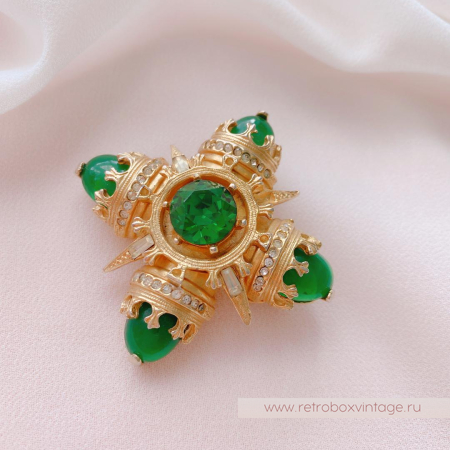 BENEDIKT N.Y. Брошь «Мальтийский крест изумруд»