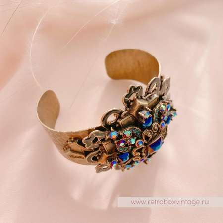 SWEET ROMANCE Браслет-каф «Кассиопея: крест с кристаллами павлин»