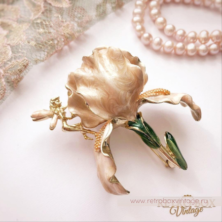 KIRKS FOLLY Брошь «Пудровый ирис с феей»