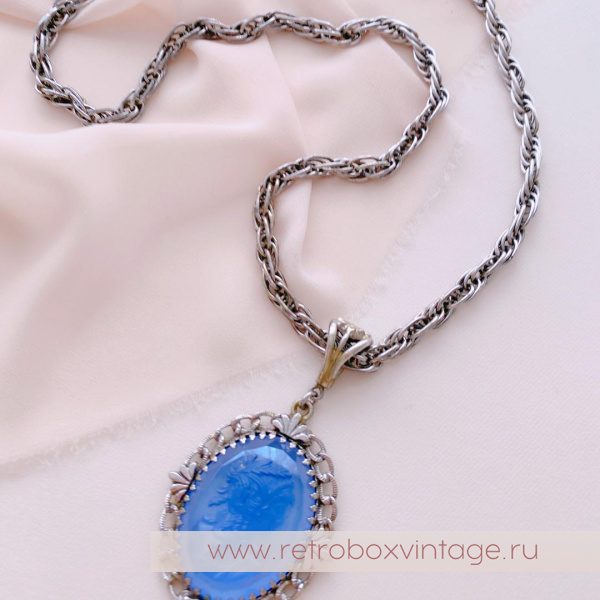 WHITING AND DAVIS Кулон на цепи «Голубая камея»