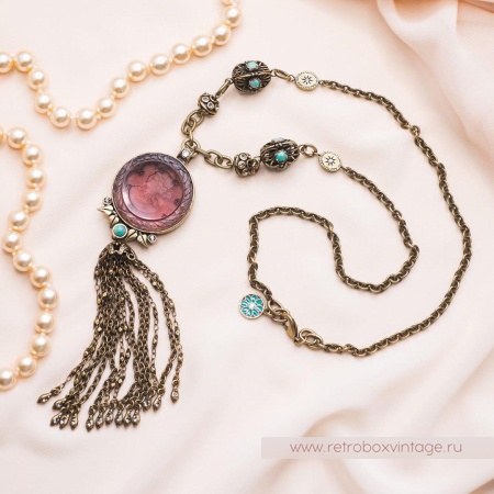 SWEET ROMANCE Ожерелье «Богиня: круглая инталия аметист» с кисточкой SWEET ROMANCE Ожерелье «Богиня: круглая инталия аметист» с кисточкой