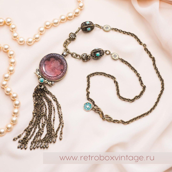 SWEET ROMANCE Ожерелье «Богиня: круглая инталия аметист» с кисточкой