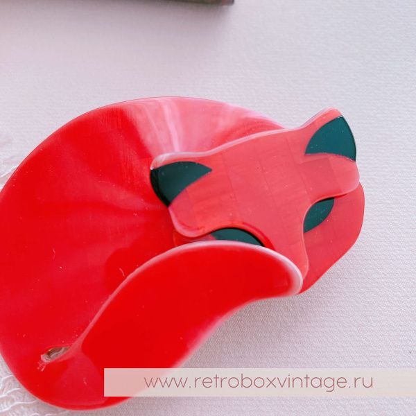 LEA STEIN Брошь «Спящая кошка Гомина: руж кутюр» красная с черными глазками