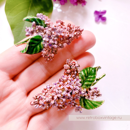 Брошь была выпущена в двух размерах (в данном описании предлагается та, что меньше)