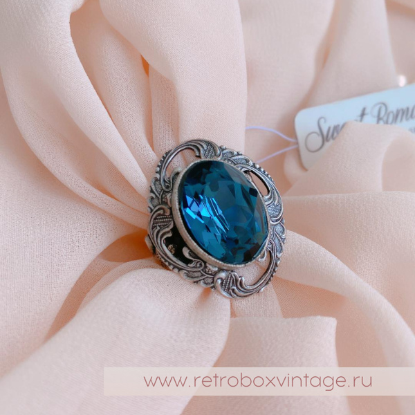 SWEET ROMANCE Кольцо «Одетта: королевский синий в серебре»