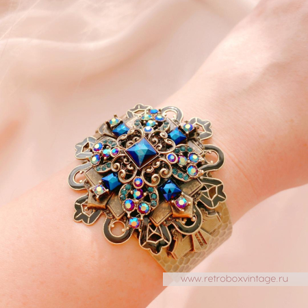 SWEET ROMANCE Браслет-каф «Кассиопея: крест с кристаллами павлин»