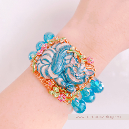 KIRKS FOLLY Браслет-стрейч «Чеширский кот» на голубых бусах: Коллекция «Алиса в стране чудес»