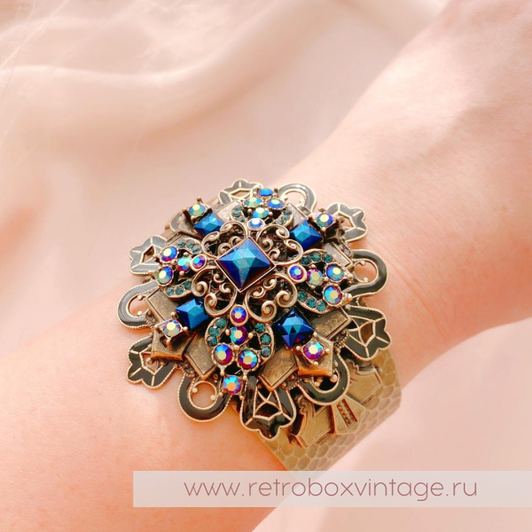 SWEET ROMANCE Браслет-каф «Кассиопея: крест с кристаллами павлин» SWEET ROMANCE Браслет-каф «Кассиопея: крест с кристаллами павлин»