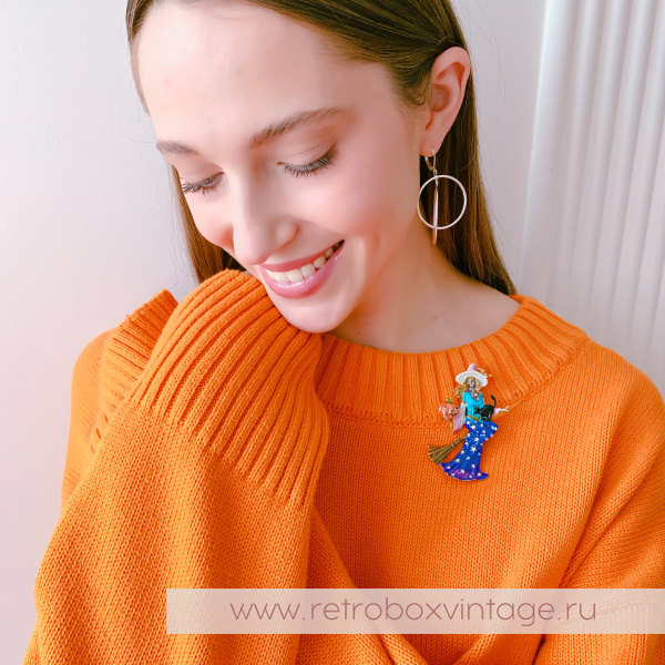 KIRKS FOLLY Брошь-кулон «Фея ведьма на метле в синем платье: серебро»