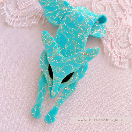 LEA STEIN Брошь "Лиса голубая: зимняя сказка с золотыми нитями" черные глазки