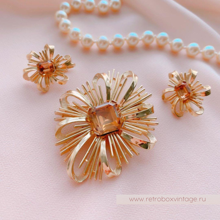 TRIFARI Комплект "Сияние звезды: бежевый кристалл в золоте" брошь и клипсы