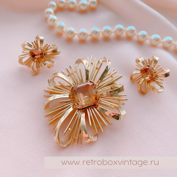 TRIFARI Комплект "Сияние звезды: бежевый кристалл в золоте" брошь и клипсы