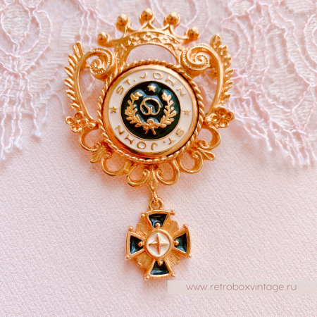 ST. JOHN Брошь "Символ чести" с подвеской крестом