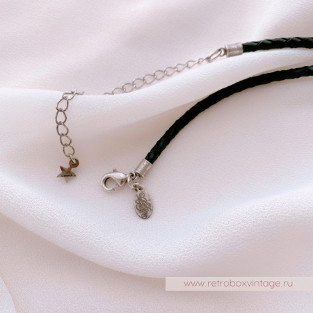 KIRKS FOLLY Кулон на кожаном шнуре "Лунная гладь: изумрудная водяная луна в серебре"