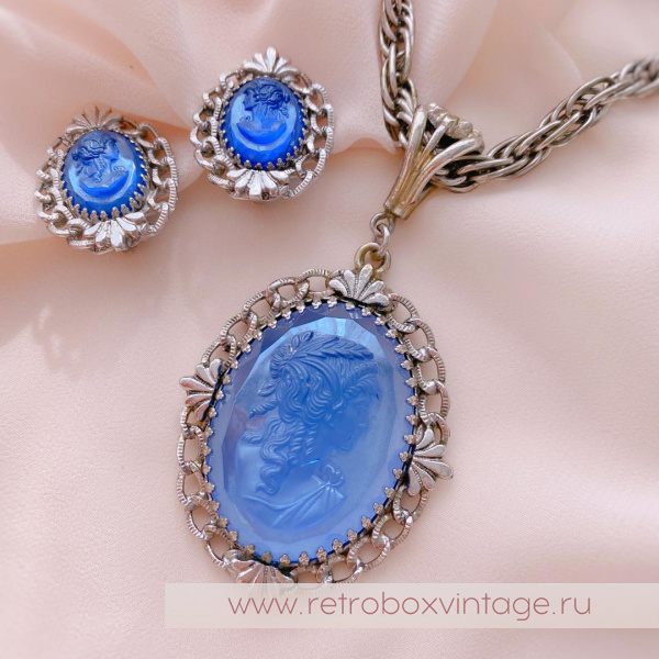 WHITING AND DAVIS Комплект «Голубые камеи» ожерелье и клипсы
