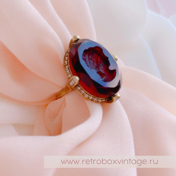 SWEET ROMANCE Кольцо «Богиня: гранат с инталией»