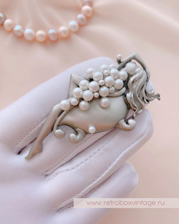 JJ / JONET JEWELRY Брошь «И пусть весь мир подождет: девушка в ванной» серебро и жемчуг