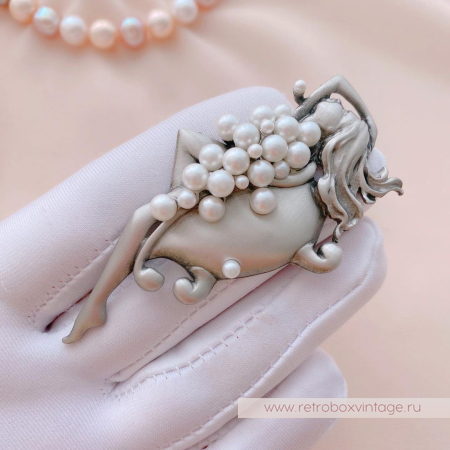 JJ / JONET JEWELRY Брошь «И пусть весь мир подождет: девушка в ванной» серебро и жемчуг