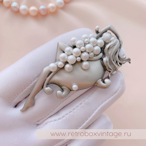 JJ / JONET JEWELRY Брошь «И пусть весь мир подождет: девушка в ванной» серебро и жемчуг