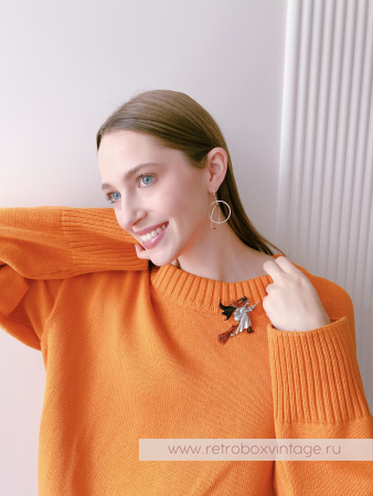 JJ / JONET JEWELRY Брошь "На шабаш: ведьмочка на метле" эмаль