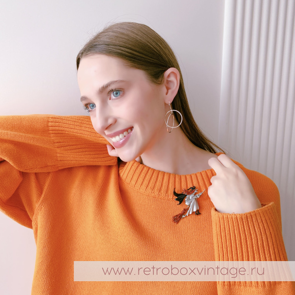 JJ / JONET JEWELRY Брошь "На шабаш: ведьмочка на метле" эмаль