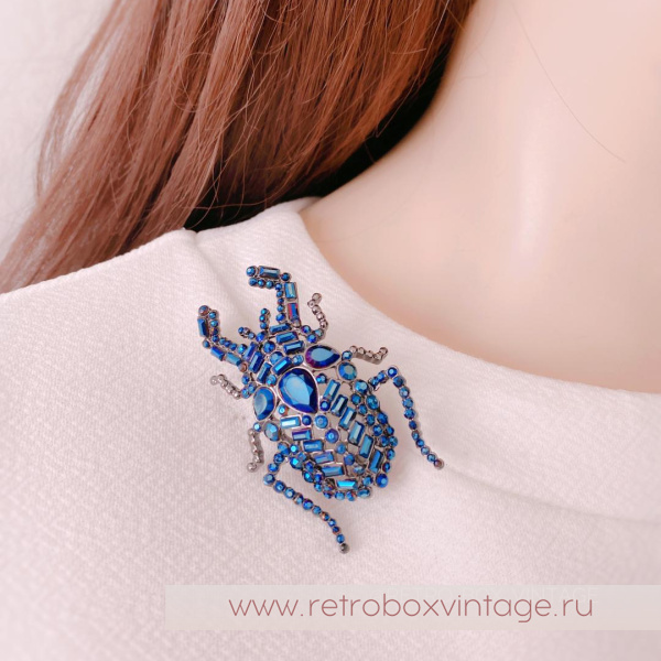 VERA WANG Брошь «Кристальный жук»