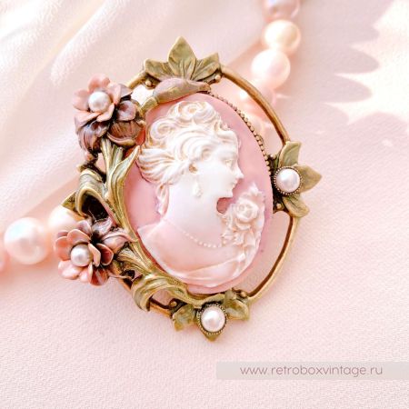SWEET ROMANCE Брошь "Камея в цветах"