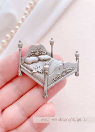 JJ / JONET JEWELRY Брошь "Ложе для двоих" кровать