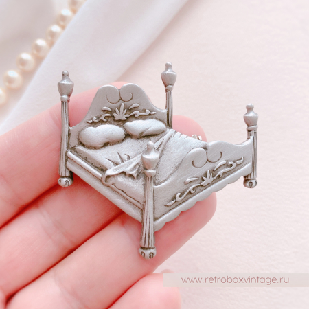 JJ / JONET JEWELRY Брошь "Ложе для двоих" кровать