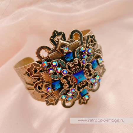 SWEET ROMANCE Браслет-каф «Кассиопея: крест с кристаллами павлин»